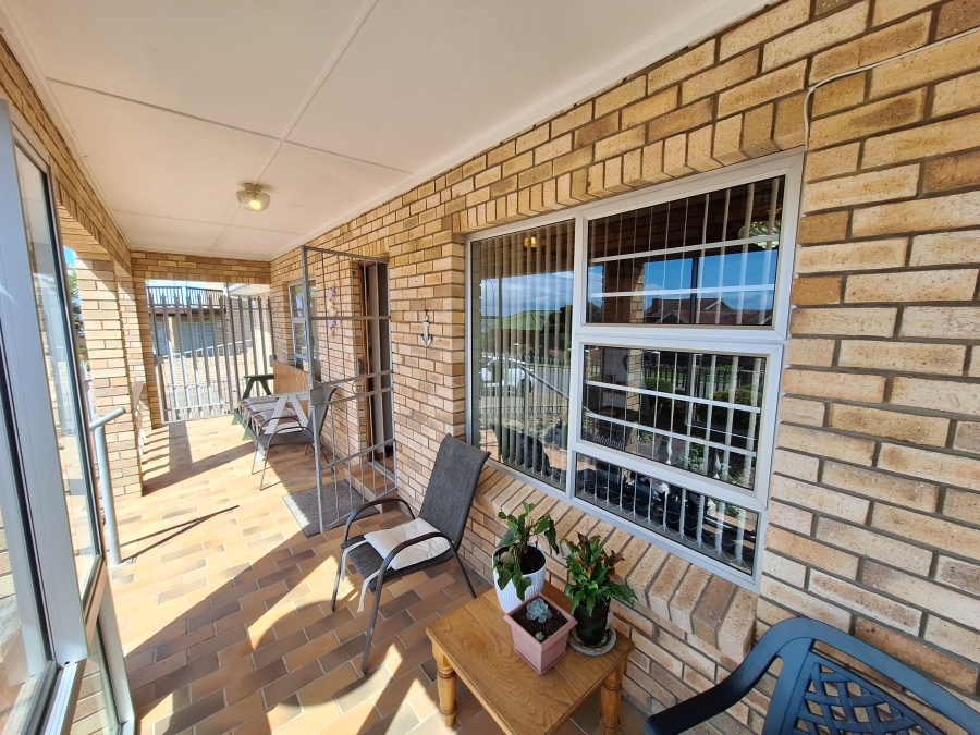 4 Bedroom Property for Sale in Wavecrest Eastern Cape